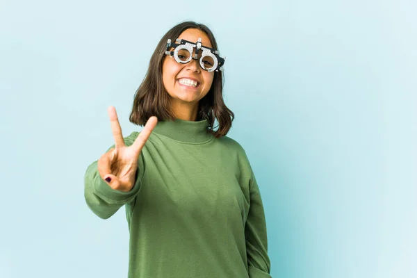 Jovem Mulher Latina Oculista Sobre Fundo Isolado Alegre Despreocupado Mostrando — Fotografia de Stock