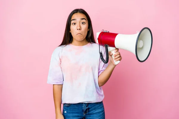 Jonge Aziatische Vrouw Het Houden Van Een Megafoon Geïsoleerd Roze — Stockfoto