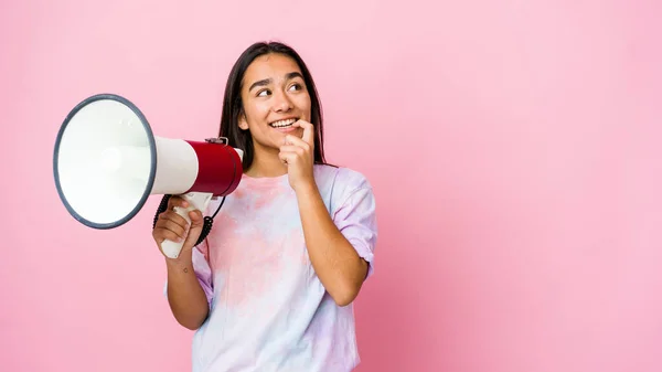 Wanita Asia Muda Yang Memegang Megafon Terisolasi Latar Belakang Merah — Stok Foto