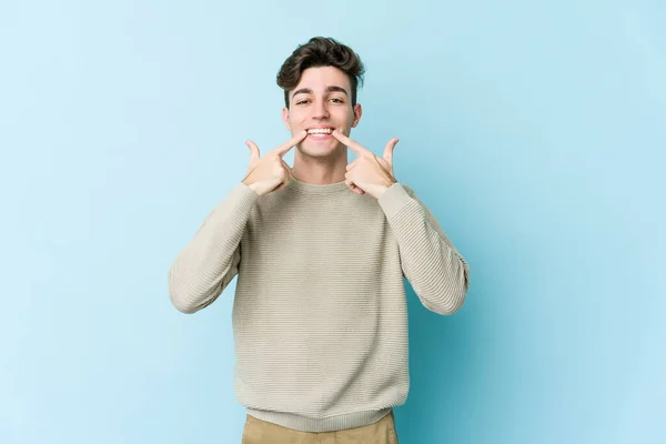 Mavi Arka Planda Izole Edilmiş Genç Beyaz Adam Gülümsüyor Parmaklarını — Stok fotoğraf