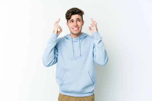 Joven Hombre Caucásico Aislado Sobre Fondo Blanco Cruzando Dedos Para — Foto de Stock