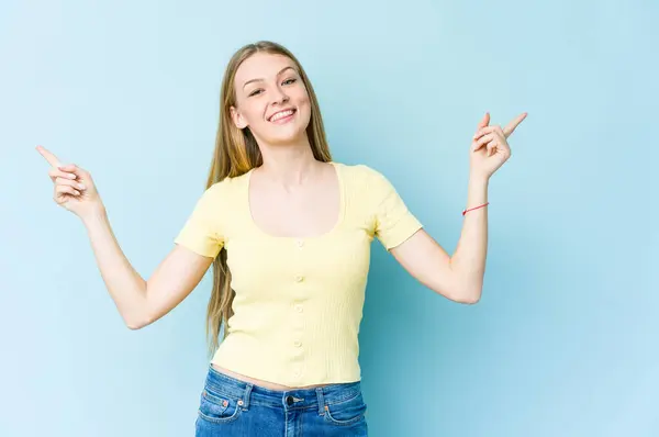 Junge Blonde Frau Auf Blauem Hintergrund Die Auf Verschiedene Kopierräume — Stockfoto