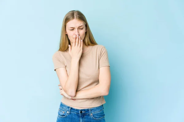 Mladá Blondýna Žena Izolované Modrém Pozadí Zívání Ukazující Unavené Gesto — Stock fotografie