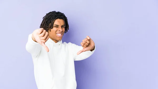 Jonge Afro Amerikaanse Rasta Man Met Duim Naar Beneden Uiten — Stockfoto