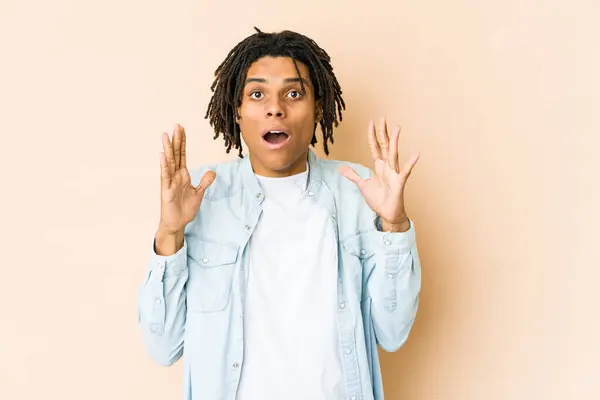 Joven Rasta Afroamericano Celebrando Una Victoria Éxito Sorprende Sorprende — Foto de Stock