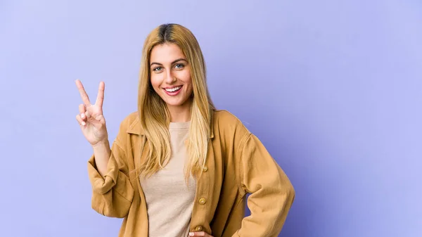 Jovem Loira Caucasiana Mostrando Número Dois Com Dedos — Fotografia de Stock
