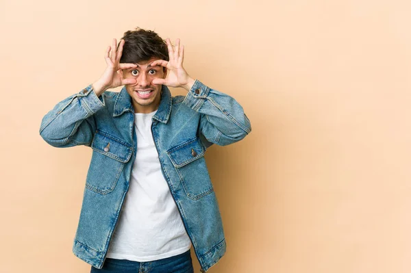 Mladý Cool Muž Otevřenýma Očima Aby Našel Příležitost Úspěchu — Stock fotografie