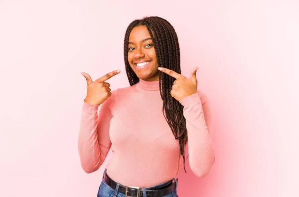 Νεαρή Αφροαμερικανή Γυναίκα Απομονωμένη Ροζ Φόντο Χαμογελά Δείχνοντας Δάχτυλα Στόμα — Φωτογραφία Αρχείου