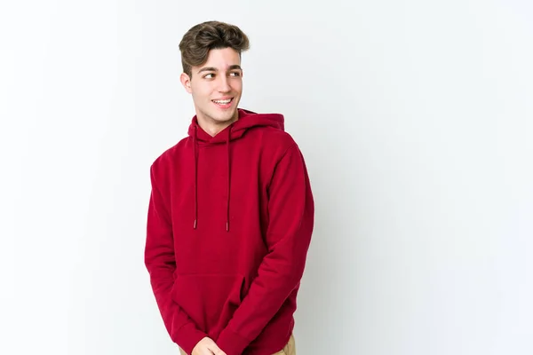 Junger Kaukasischer Mann Isoliert Auf Weißem Hintergrund Sieht Lächelnd Fröhlich — Stockfoto