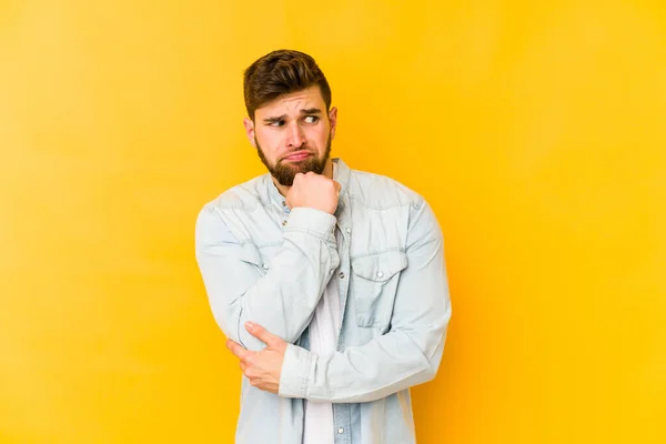 Young Caucasian Man Isolated Yellow Background Confused Feels Doubtful Unsure — Stock Photo, Image