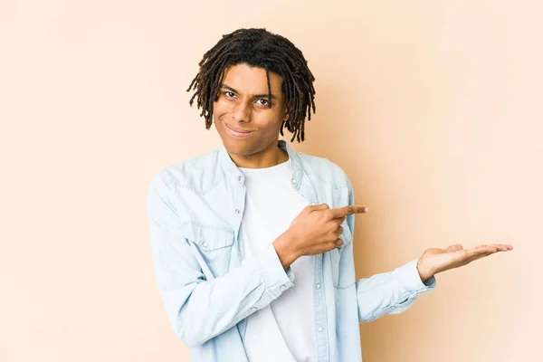 Junger Afrikanisch Amerikanischer Rastamann Aufgeregt Mit Einem Kopierplatz Auf Der — Stockfoto