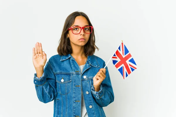 Mladá Latinská Žena Drží Anglickou Vlajku Izolované Bílém Pozadí Úsměvem — Stock fotografie