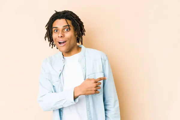 Jonge Afro Amerikaanse Rasta Man Glimlachend Terzijde Wijzend Iets Tonend — Stockfoto