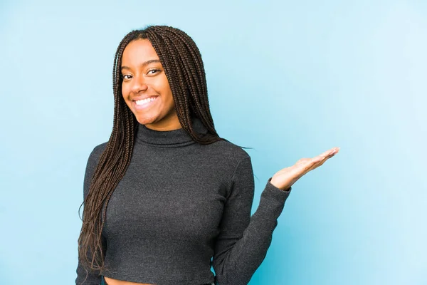 Jeune Femme Afro Américaine Isolée Sur Fond Bleu Montrant Espace — Photo