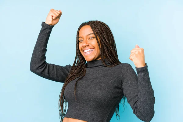 Giovane Donna Afroamericana Isolata Sfondo Blu Che Celebra Giorno Speciale — Foto Stock