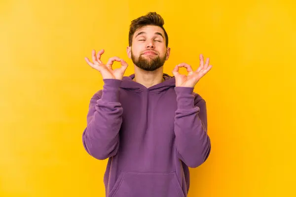 Jovem Caucasiano Homem Isolado Fundo Amarelo Relaxa Após Dia Trabalho — Fotografia de Stock