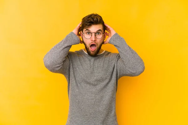 Young Caucasian Man Isolated Yellow Background Screaming Very Excited Passionate — Stock Photo, Image