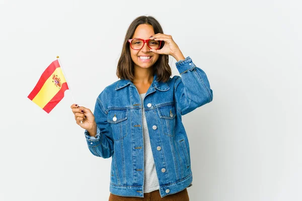 Молодая Испанская Женщина Держит Флаг Белом Фоне Показывая Хорошо Знак — стоковое фото