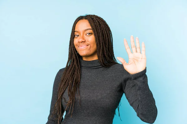 Jong Afrikaans Amerikaans Vrouw Geïsoleerd Blauwe Achtergrond Lachend Vrolijk Tonen — Stockfoto