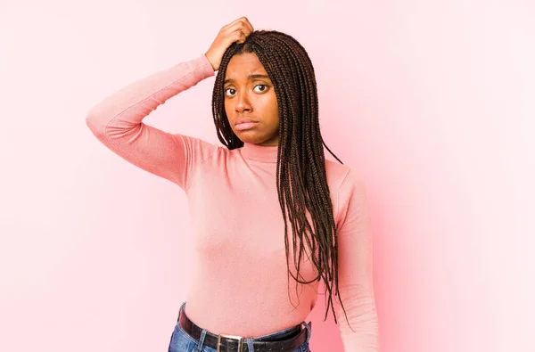 Молодая Африканская Американка Изолированная Розовом Фоне Шоке Вспомнила Важную Встречу — стоковое фото