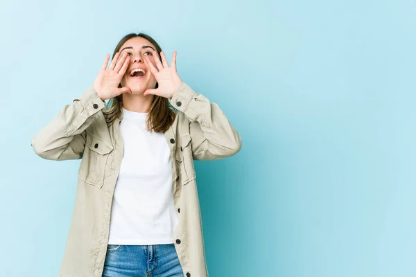 Joven Mujer Caucásica Gritando Emocionada Frente — Foto de Stock