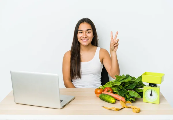 Jovem Nutricionista Mulher Asiática Isolado Branco Mostrando Número Dois Com — Fotografia de Stock