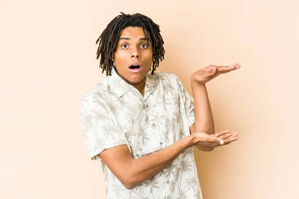 Joven Afroamericano Rasta Hombre Sorprendido Sorprendido Sosteniendo Espacio Copia Entre — Foto de Stock