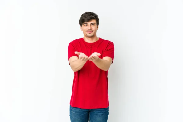 Joven Hombre Fresco Sosteniendo Algo Con Palmas Las Manos Ofreciendo — Foto de Stock