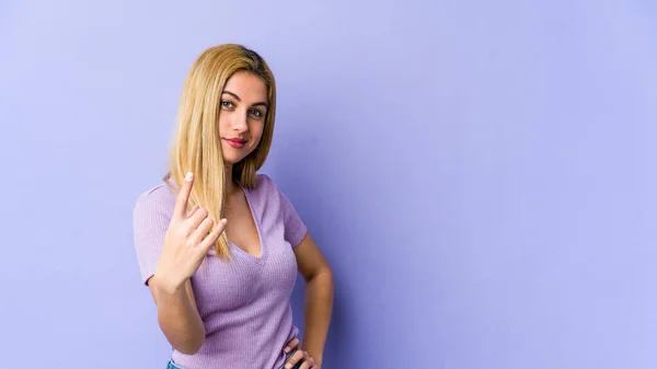 Joven Rubia Caucásica Mujer Señalándote Con Dedo Como Invitando Acercarse —  Fotos de Stock