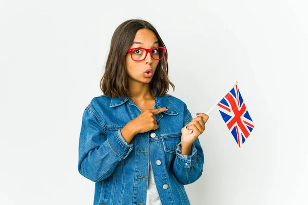 Młoda Latynoska Kobieta Trzymająca Angielską Flagę Białym Tle Uśmiechnięta Skierowana — Zdjęcie stockowe