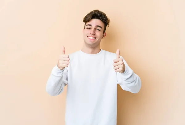 Young Caucasian Man Isolated Beige Background Smiling Raising Thumb — Stock Photo, Image