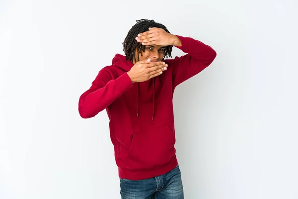 Junger Afrikanisch Amerikanischer Rastamann Blinzelt Durch Finger Die Kamera Verlegenes — Stockfoto