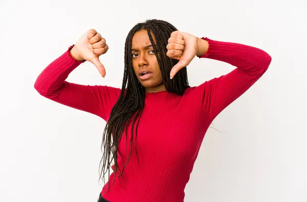 Junge Afroamerikanerin Isoliert Zeigt Daumen Nach Unten Und Drückt Abneigung — Stockfoto