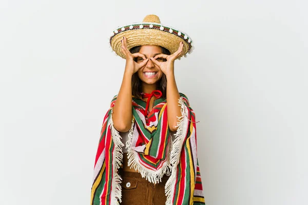 Mulher Mexicana Jovem Isolado Fundo Branco Mostrando Sinal Sobre Olhos — Fotografia de Stock