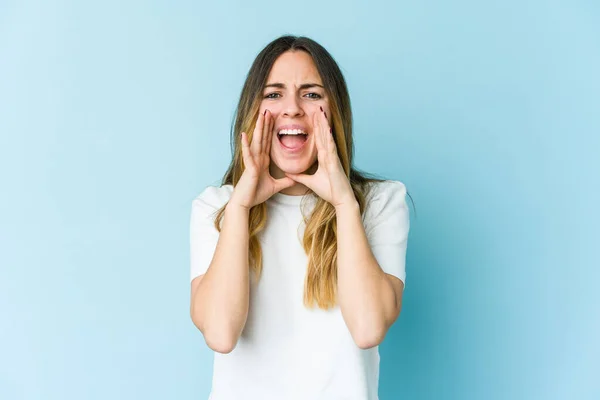 Joven Mujer Caucásica Aislada Sobre Fondo Azul Gritando Emocionada Frente — Foto de Stock