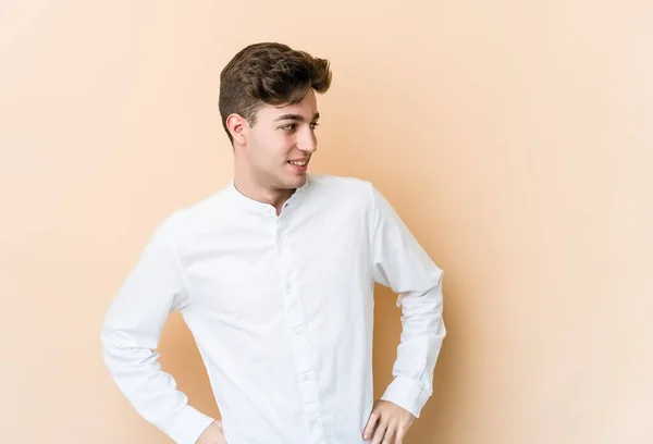 Beyaz Tenli Genç Adam Bej Arka Planda Izole Edilmiş Kendine — Stok fotoğraf