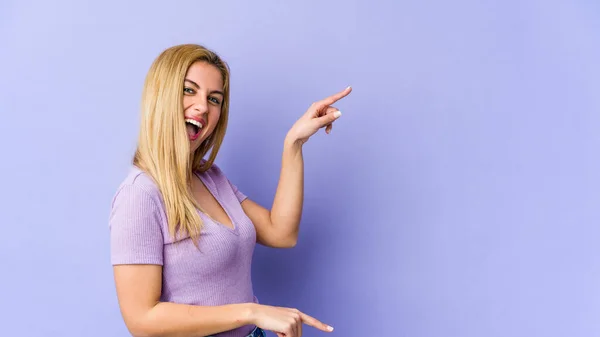 Young Blonde Caucasian Woman Pointing Forefingers Copy Space Expressing Excitement — Stock Photo, Image