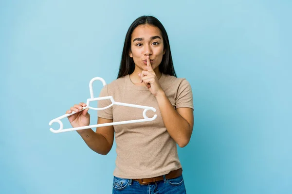 Ung Asiatisk Kvinna Håller Hängare Isolerad Blå Bakgrund Hålla Hemlighet — Stockfoto