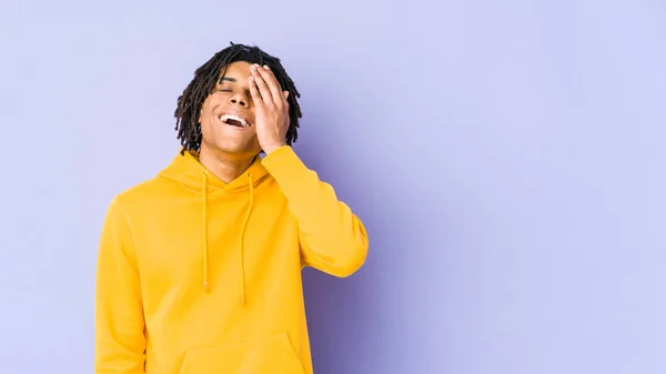 Junger Afrikanisch Amerikanischer Rastamann Lacht Glücklich Unbeschwert Natürliche Emotion — Stockfoto