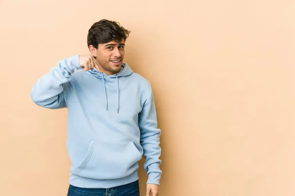 Mladý Cool Muž Osoba Ukazuje Rukou Košili Kopírovat Prostor Hrdý — Stock fotografie