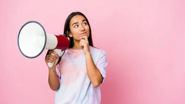 Jonge Aziatische Vrouw Met Een Megafoon Geïsoleerd Roze Achtergrond Kijken — Stockfoto