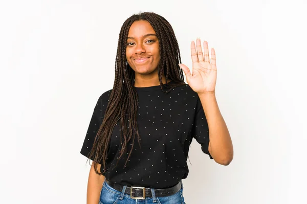 Νεαρή Αφρικάνα Αμερικανίδα Απομονωμένη Λευκό Φόντο Χαμογελαστή Που Δείχνει Νούμερο — Φωτογραφία Αρχείου