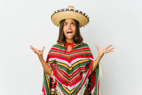 Jeune Femme Mexicaine Isolée Sur Fond Blanc Criant Vers Ciel — Photo