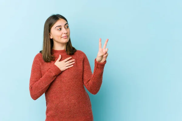 Ung Kaukasisk Kvinna Som Svär Och Lägger Handen Bröstet — Stockfoto