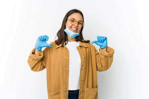 하얗게 배경으로부터 보호하기 마스크를 여성은 자랑스럽고 자신감 있다고 느낍니다 — 스톡 사진