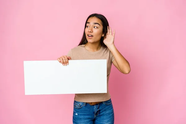 Junge Asiatische Frau Hält Ein Leeres Papier Für Weißes Etwas — Stockfoto