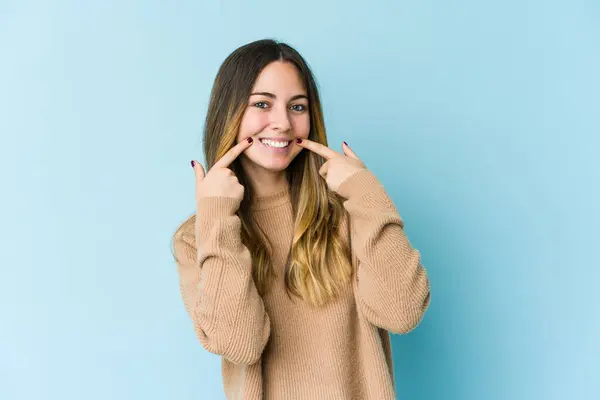 Молода Біла Жінка Ізольована Синьому Фоні Посміхається Вказуючи Пальці Рот — стокове фото