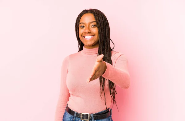 Jovem Afro Americana Isolada Fundo Rosa Esticando Mão Câmera Gesto — Fotografia de Stock