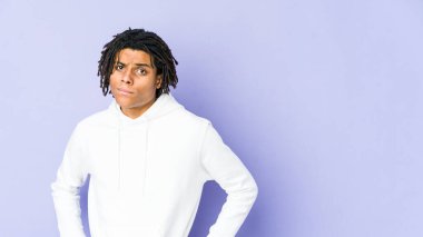 Genç Afrikalı Amerikalı Rasta adamın kafası karışmış, kuşkulu ve kendinden emin değil..