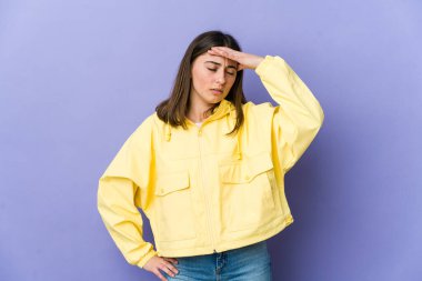 Genç beyaz kadın tapınaklara dokunuyor ve baş ağrısı çekiyor..